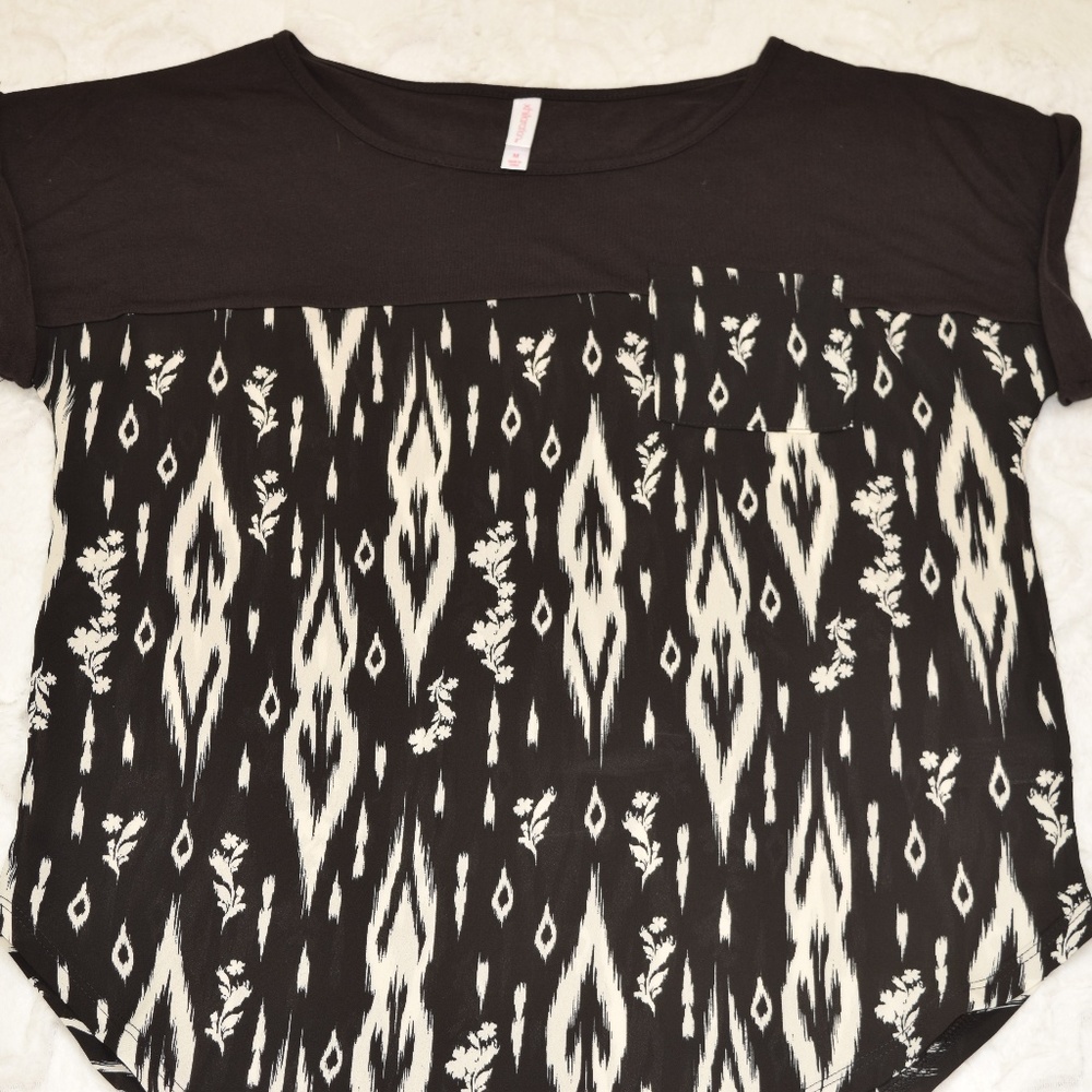 Xhiliration Black and White Patterned Tee